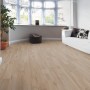 Pavimento laminato chiaro t.b.t. in soggiorno con divano e finestra.