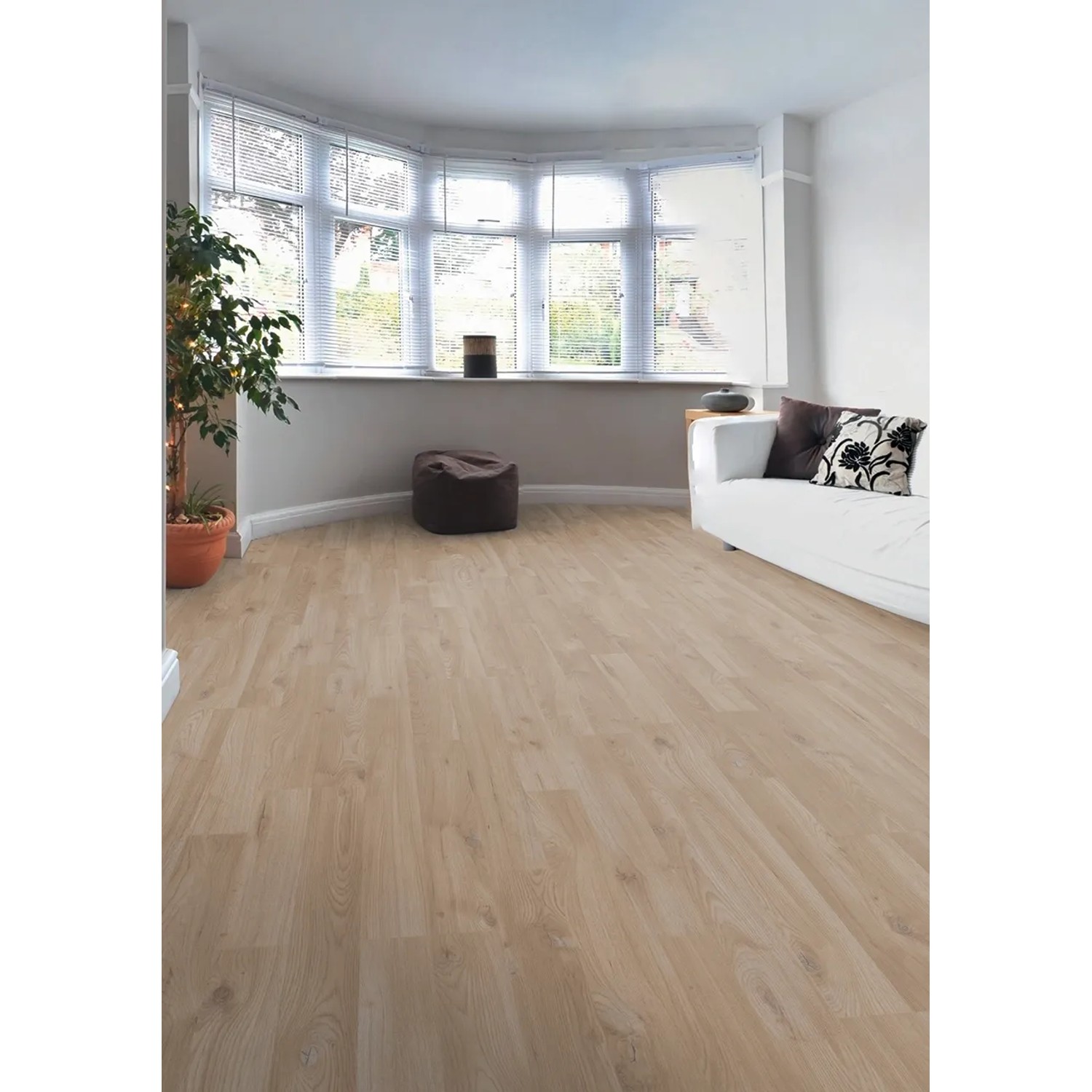 Pavimento laminato chiaro t.b.t. in soggiorno con divano e finestra.