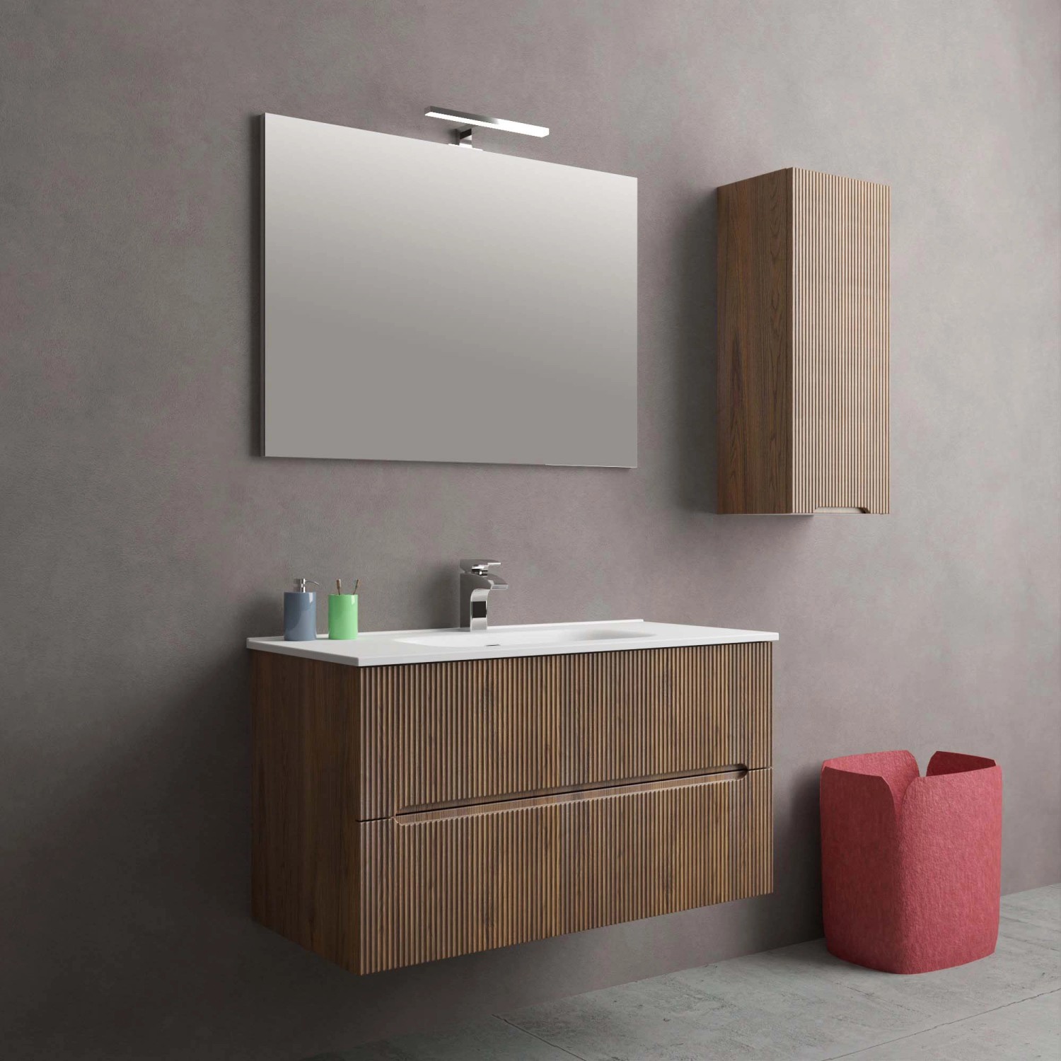 Set di mobili da bagno moderni con mobile lavabo, specchiera e colonna in effetto legno.