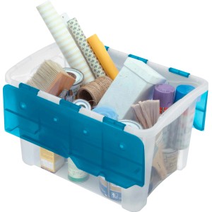 Contenitore/Box t.b.t. trasparente riempito con materiali per hobby creativi come colori, pennelli e carta.