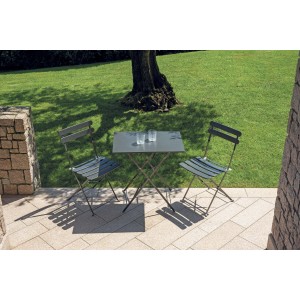 Set da giardino grigio: tavolo pieghevole e due sedie per patio o giardino.
