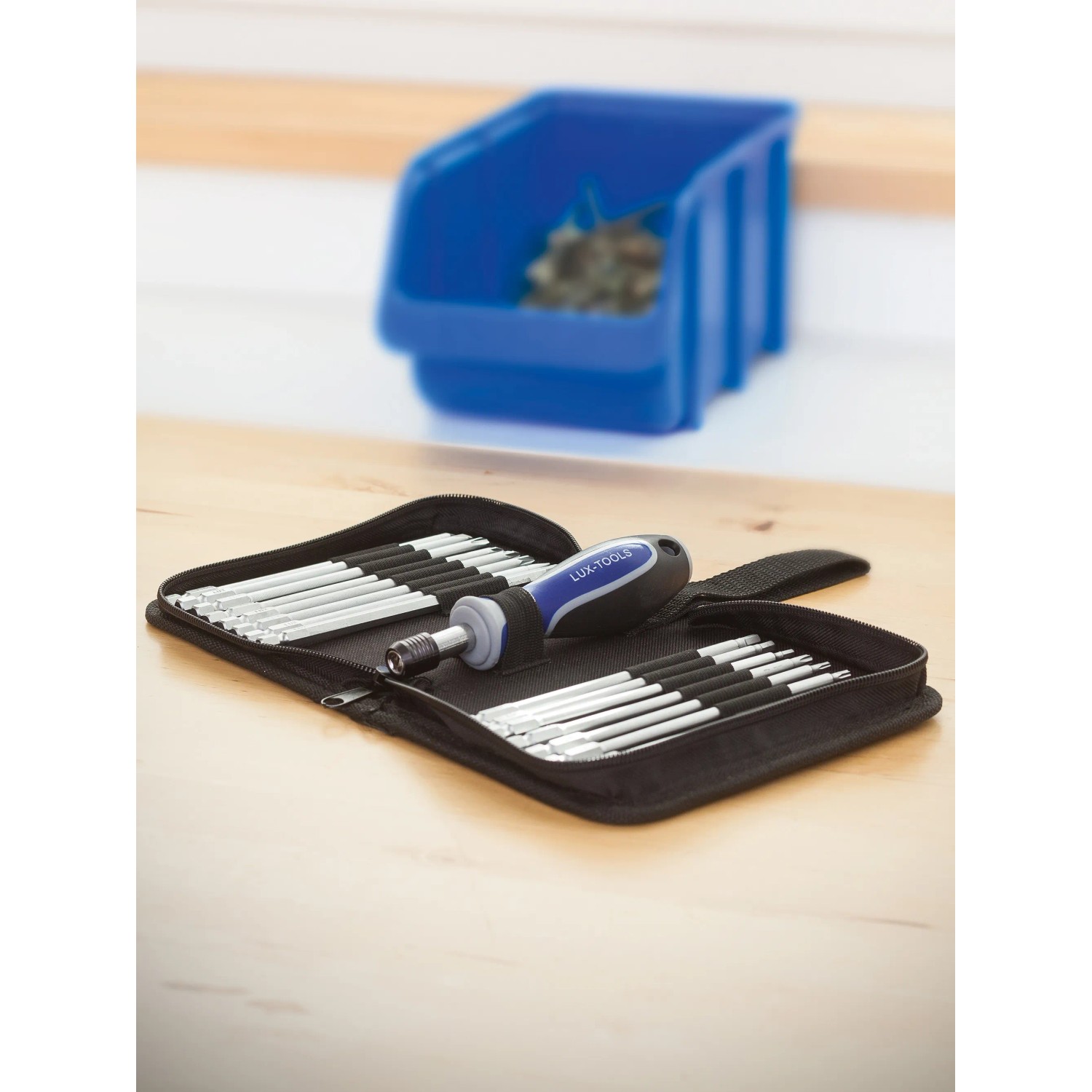 t.b.t. Set di cacciaviti in custodia nera con vari inserti.