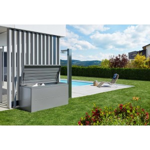 Biohort LoungeBox 160 aperta in grigio quarzo metallizzato in giardino vicino alla piscina. Box universale.