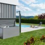 Biohort LoungeBox 160 aperta in grigio quarzo metallizzato in giardino vicino alla piscina. Box universale.
