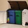 Box da esterno Keter Store It Out Ultra aperta, beige/marrone, con due bidoni da 240L.