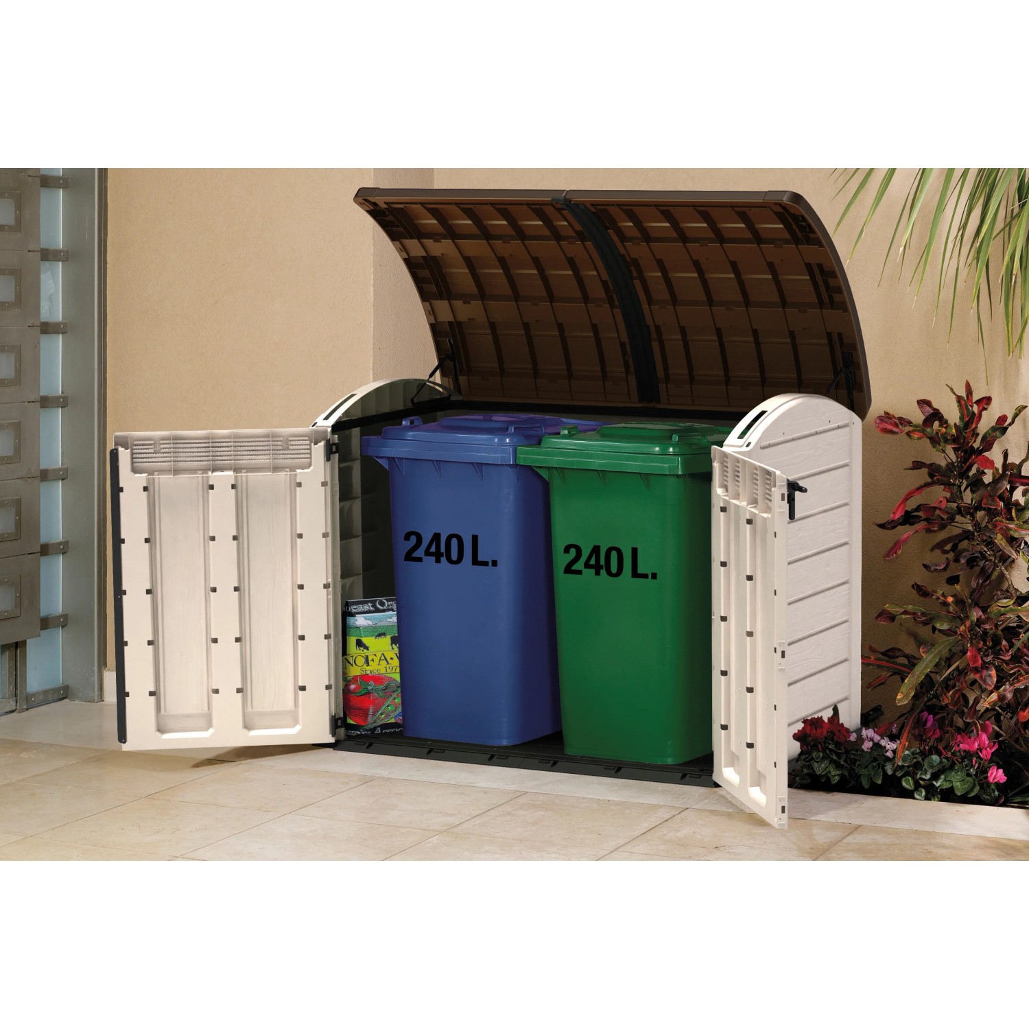 Box da esterno Keter Store It Out Ultra aperta, beige/marrone, con due bidoni da 240L.