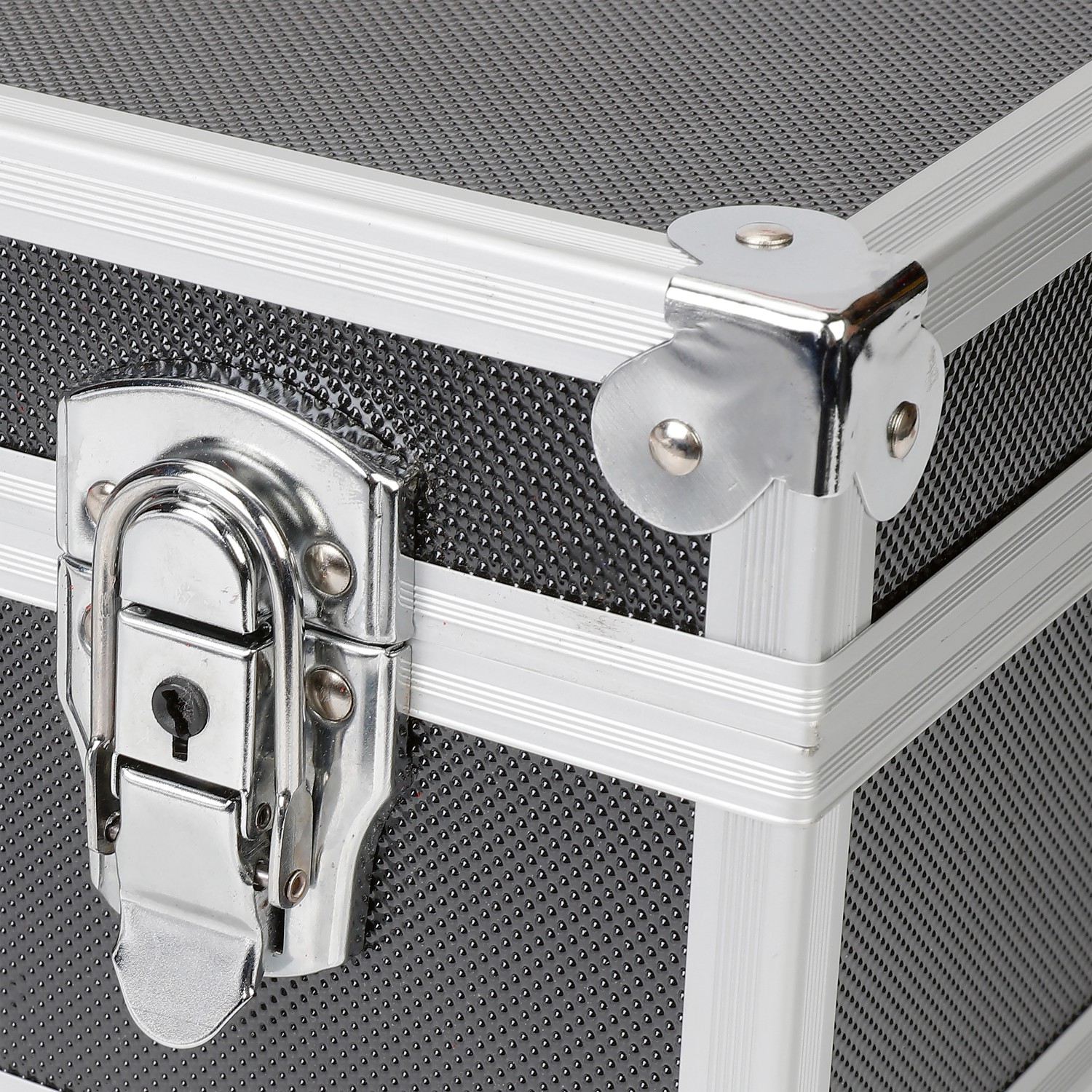 Dettaglio: Valigetta porta attrezzi LUX AKW 130 con telaio in alluminio e serratura.