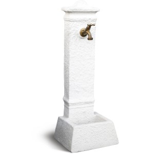 Fontana da giardino bianca con rubinetto in ottone per acqua potabile.