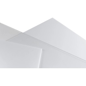 Lastre di plastica trasparenti, ideali per coperture e rivestimenti.