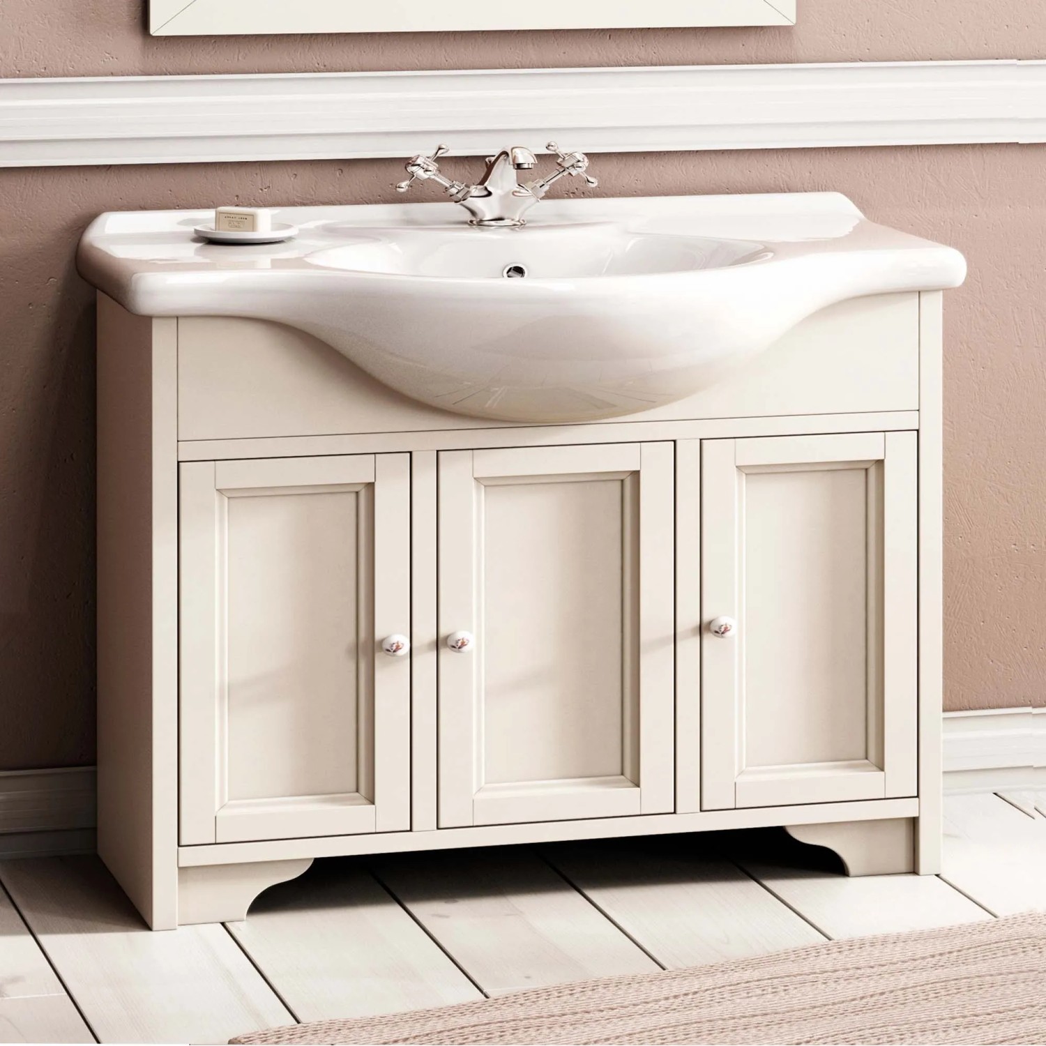 Elegante mobile bagno color crema con lavabo e tre ante. Arredo bagno di stile.