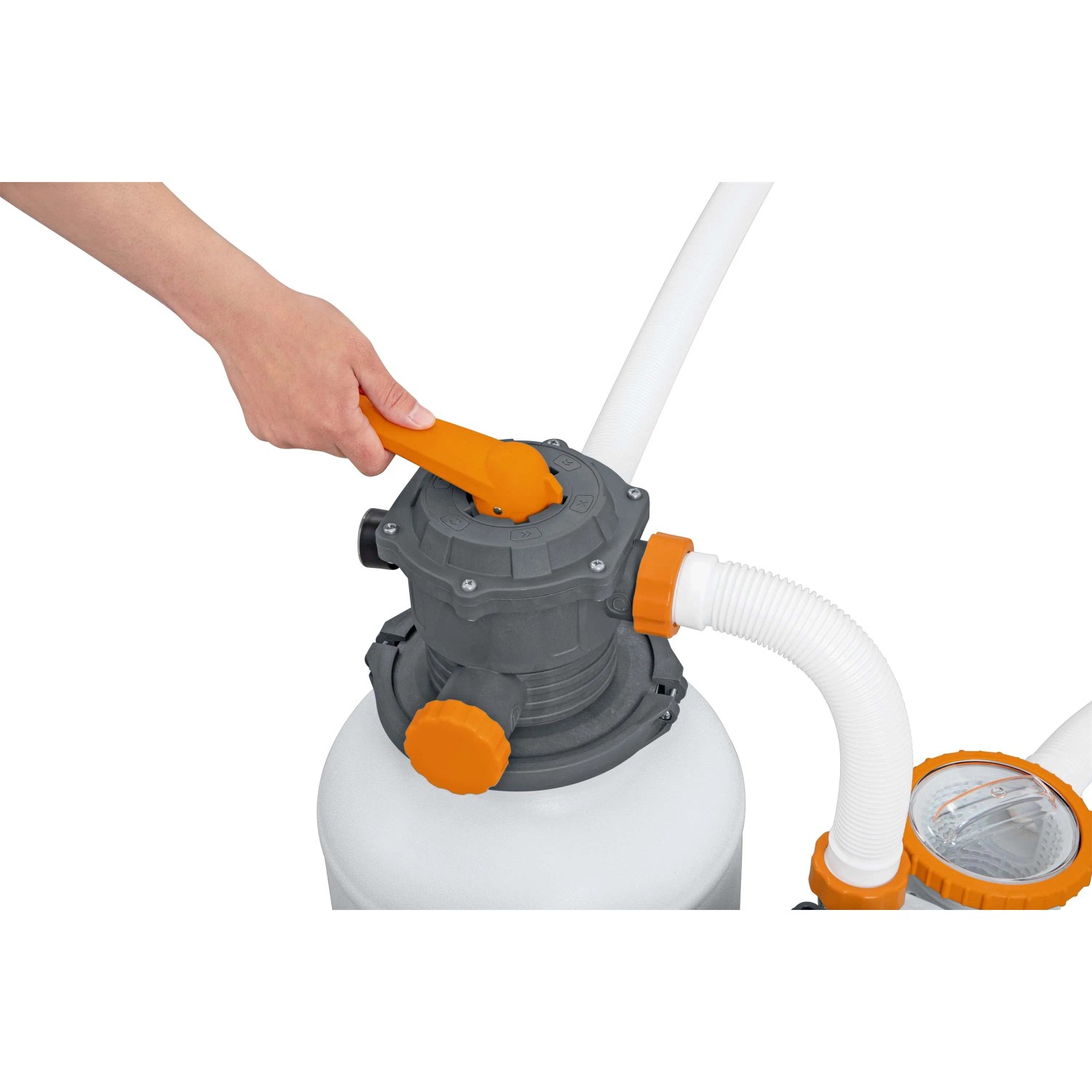 Sistema di filtro a sabbia per piscina, con mano sulla leva di comando, dettaglio.