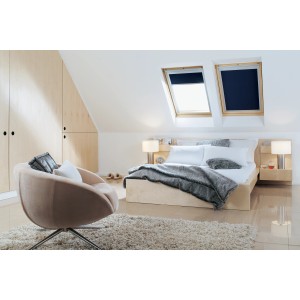 Camera da letto luminosa con due finestre per tetti e tende oscuranti.
