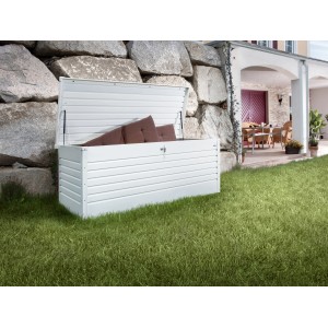 Box da esterno Biohort Gr. 200 bianca aperta in giardino, con cuscini.