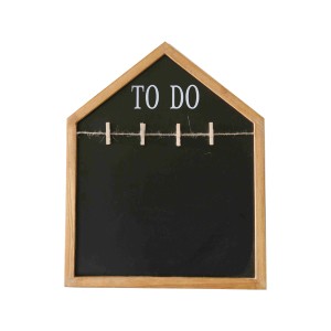 Bacheca memo nera a forma di casetta con scritta "TO DO" e mollette.