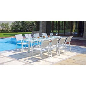 Tavolo da giardino bianco con sedie, apparecchiato a bordo piscina. Categoria: Tavoli da giardino.