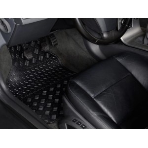 Set di 2 tappetini auto OBI design carbonio. I tappetini in gomma proteggono il vano piedi dallo sporco.