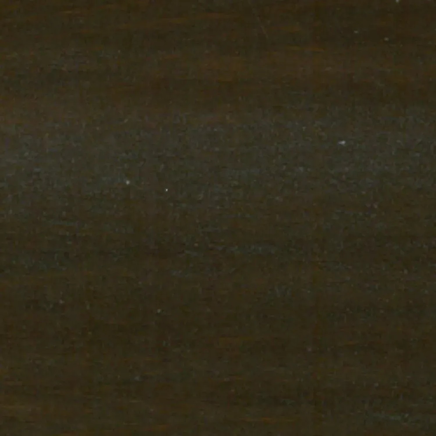 Primo piano di legno trattato con impregnante scuro.