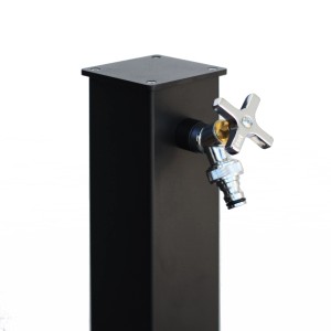 Rubinetto nero per giardino, parte di una fontana da giardino.