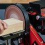 Levigatrice eccentrica Einhell con carta vetrata K80 in uso per levigare il legno.