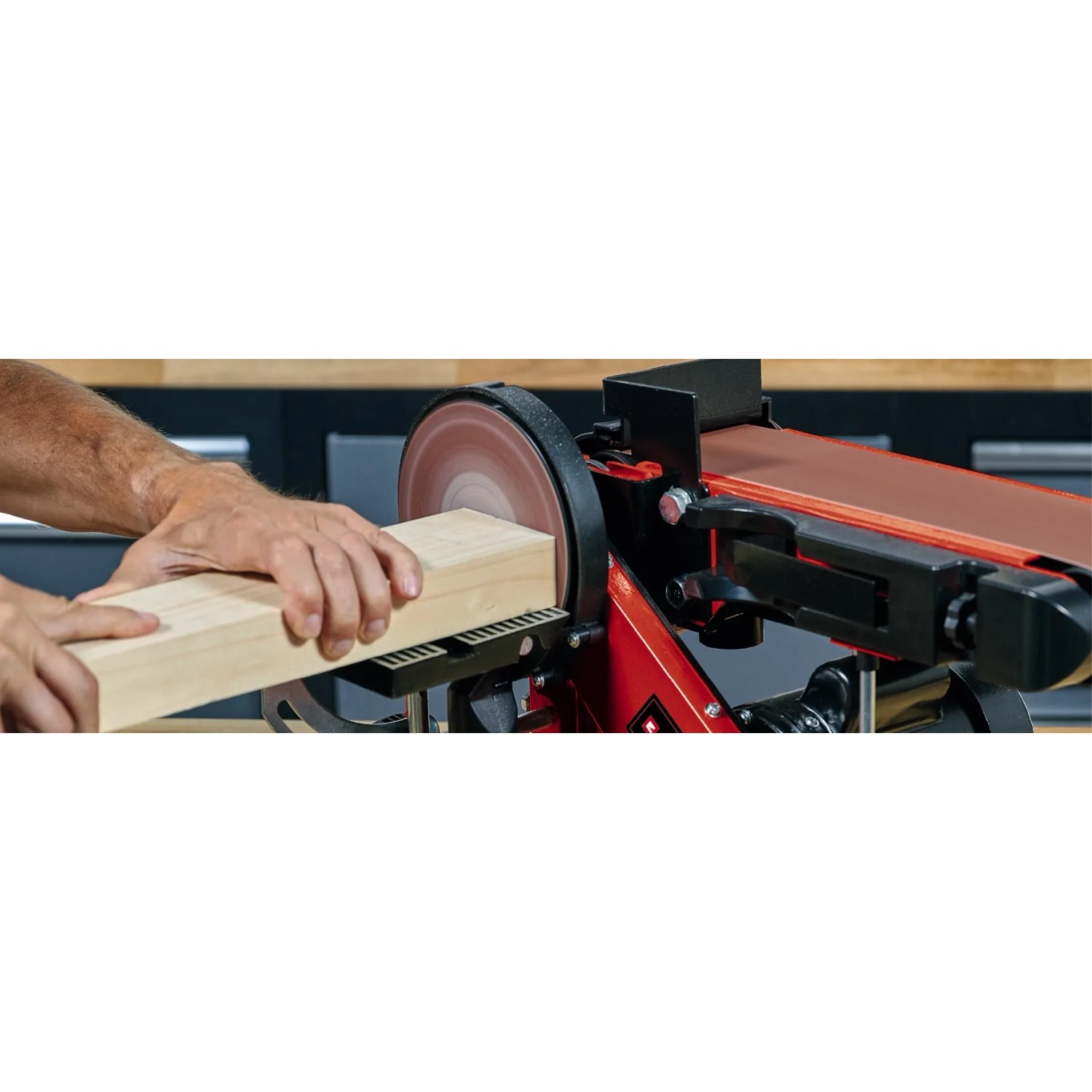 Levigatrice eccentrica Einhell con carta vetrata K80 in uso per levigare il legno.