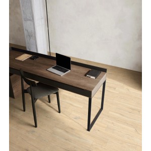 Piastrelle per pavimenti chiare in uno studio con scrivania e laptop.