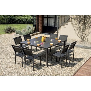 Tavolo da giardino t.b.t. con 8 sedie su un patio.