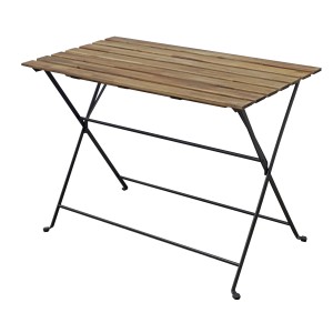 Tavolo pieghevole in legno e metallo, parte di un set di mobili da giardino.