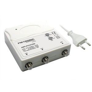 Amplificatore d'antenna Metronic bianco per accessori video con tre porte e cavo di alimentazione.