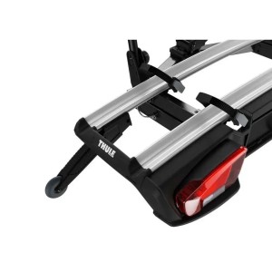 Portabici Thule per auto, vista dettagliata del fissaggio e della luce posteriore.