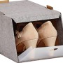 Organizzatore per scarpe grigio per armadio con scarpe beige.