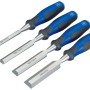 Set di quattro scalpelli con manici blu-grigi. Utensili per la lavorazione del legno.