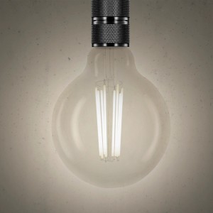 Lampadina LED E27 t.b.t. con vetro trasparente e design a filamento.