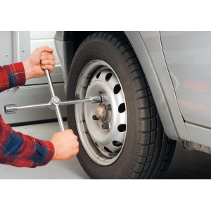 Applicazione: Chiave a croce pieghevole LUX per auto Comfort durante il cambio gomme.