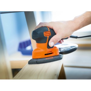 Mouse levigatrice LUX con platorello abrasivo K80 durante la levigatura del legno.