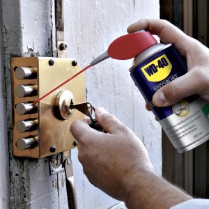 Lubrificante WD-40 Specialist per la manutenzione di una serratura.