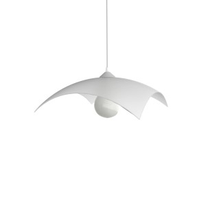 Lampada a sospensione t.b.t. bianca con paralume curvo e lampadina rotonda.