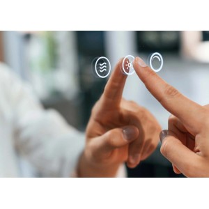 Dettaglio di una mano che utilizza uno specchio touchscreen (Specchiera).