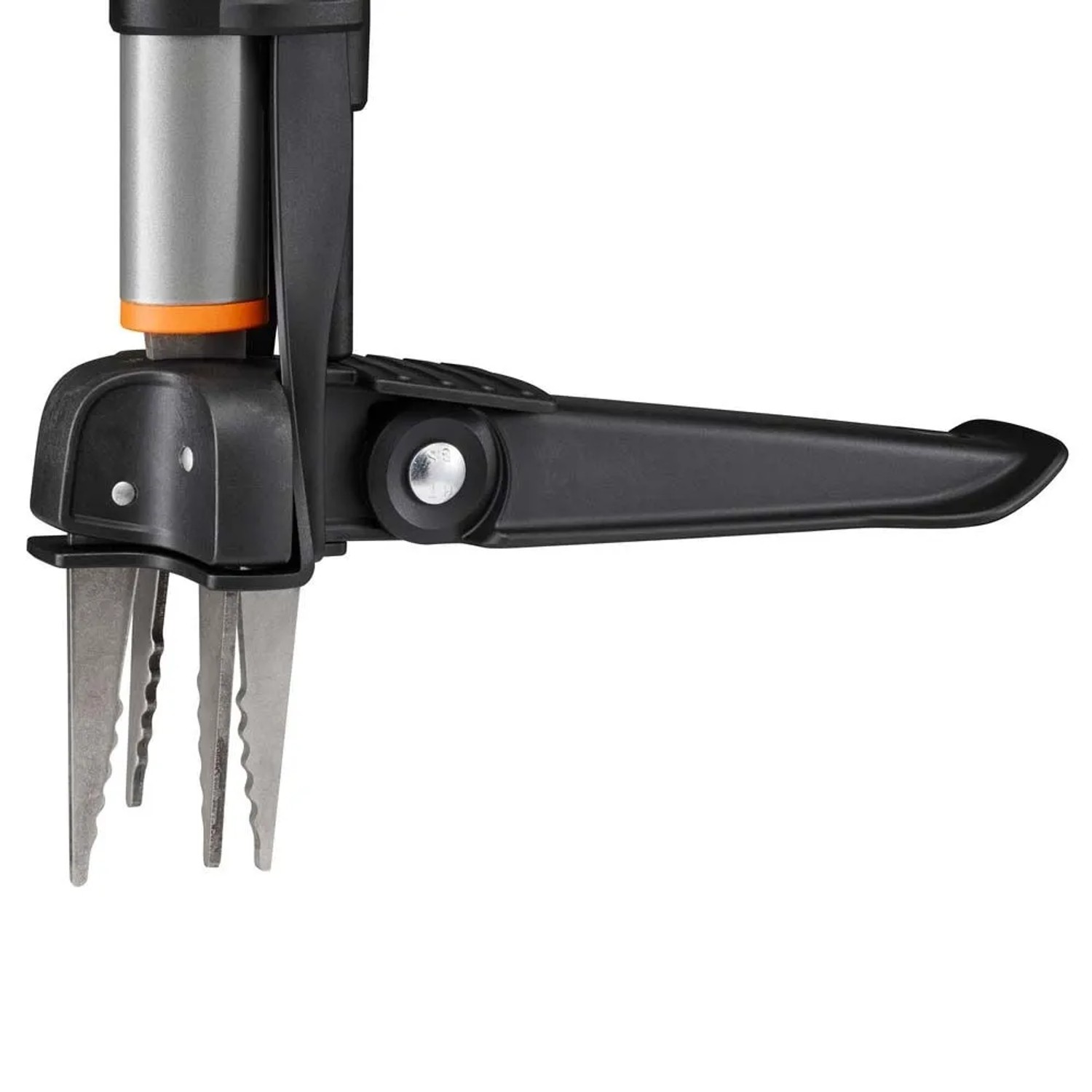 Erbacciaio ergonomico Fiskars, vista dettagliata degli artigli in acciaio e della piastra del piede.