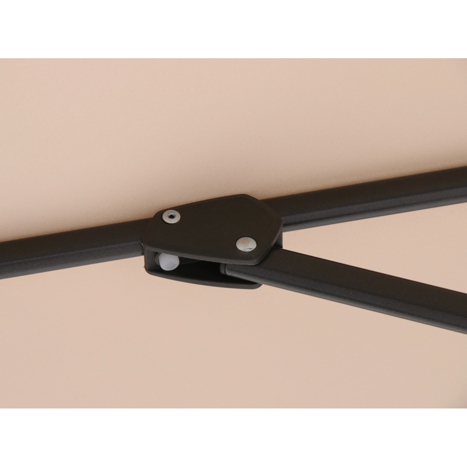 Dettaglio: Ombrellone a braccio Alvarado beige (Ø 300 cm) con meccanismo a manovella.