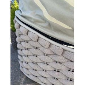 Dettaglio di un lettino prendisole t.b.t. beige con design intrecciato e copertura.