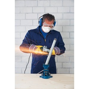 Uomo che taglia un tubo con il set di sicurezza LUX (occhiali, protezione per le orecchie, maschera).