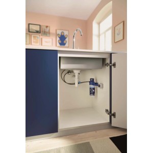 Grohe Blue starter set con filtro a carbone sotto un lavello in un mobile da cucina.