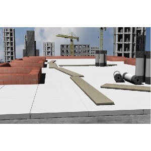 Costruzione del tetto con pannelli isolanti, mattoni e rotoli di sigillatura in un cantiere.