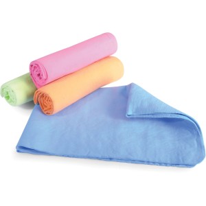 Panni multicolore per piccoli animali, arrotolati e piegati.