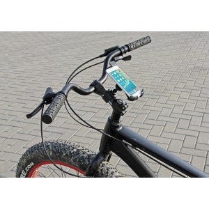 Bicicletta con supporto smartphone sul manubrio. Accessorio pratico per tour in bici.