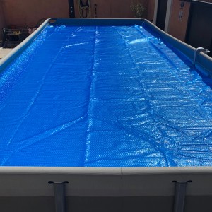 Copertura solare Summer Fun blu brillante su piscina rettangolare, adatta per piscine da Ø 350 cm a 360 cm.