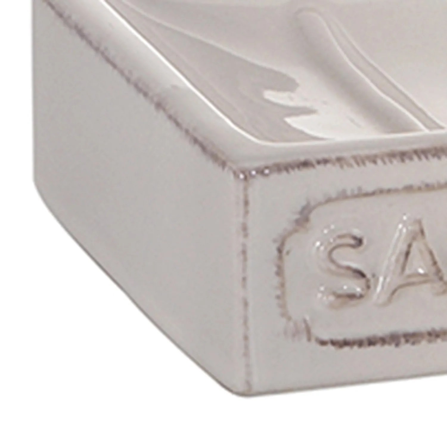 Dettaglio: Dispenser di sapone in ceramica bianca con scritta.