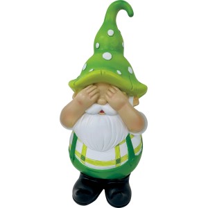 Gnomo da giardino con cappello verde che si copre gli occhi. Decorazione per il giardino.