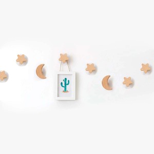 Appendiabiti da parete con stelle e lune in legno, decorazione per cameretta.