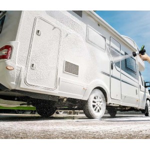 Pulizia di un camper con una pistola a spruzzo t.b.t. per irrigazione.